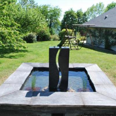 Fontaine contemporaine en ardoise à Toucy dans l'Yonne