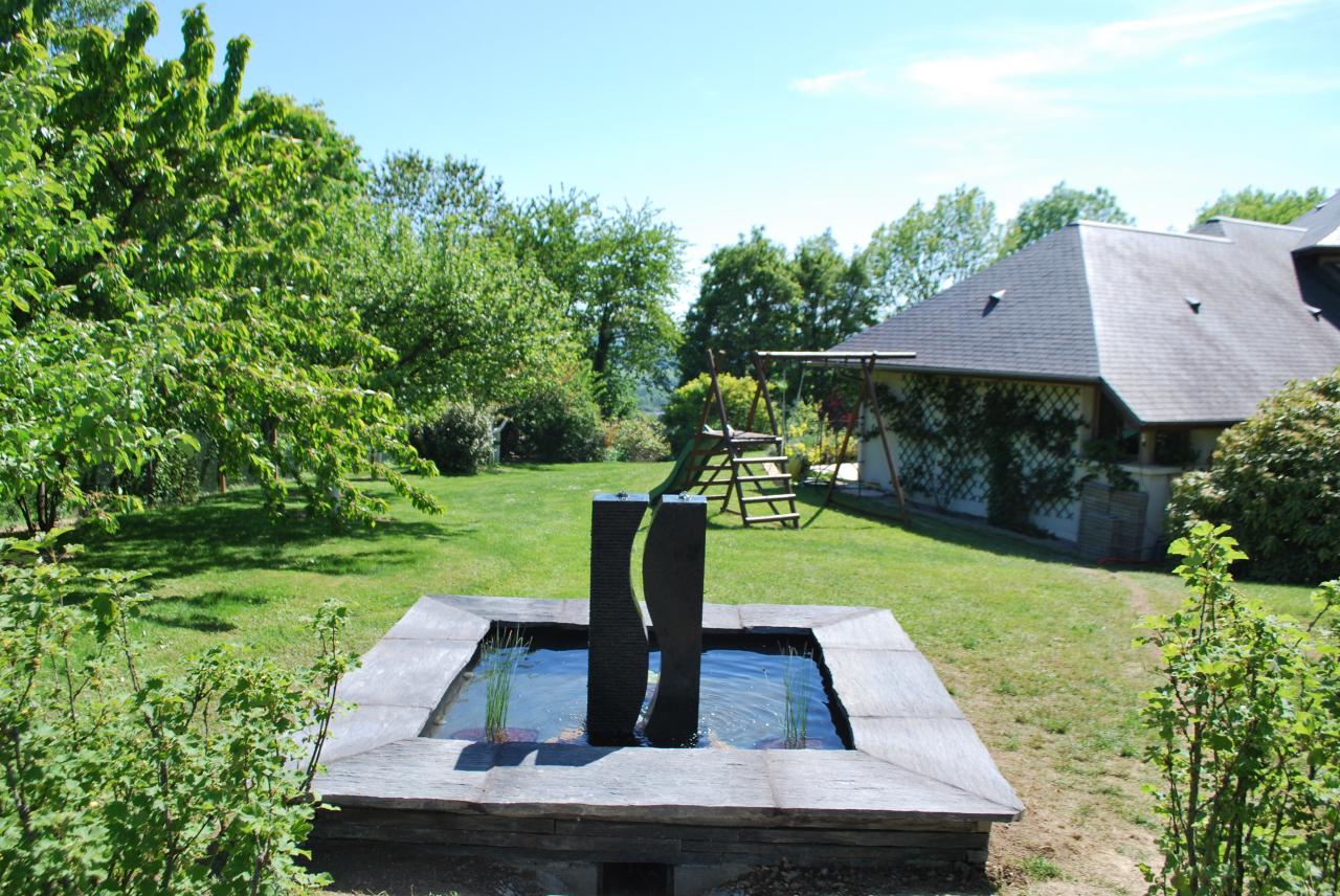 Fontaine en  granit et ardoise à Toucy dans l'Yonne