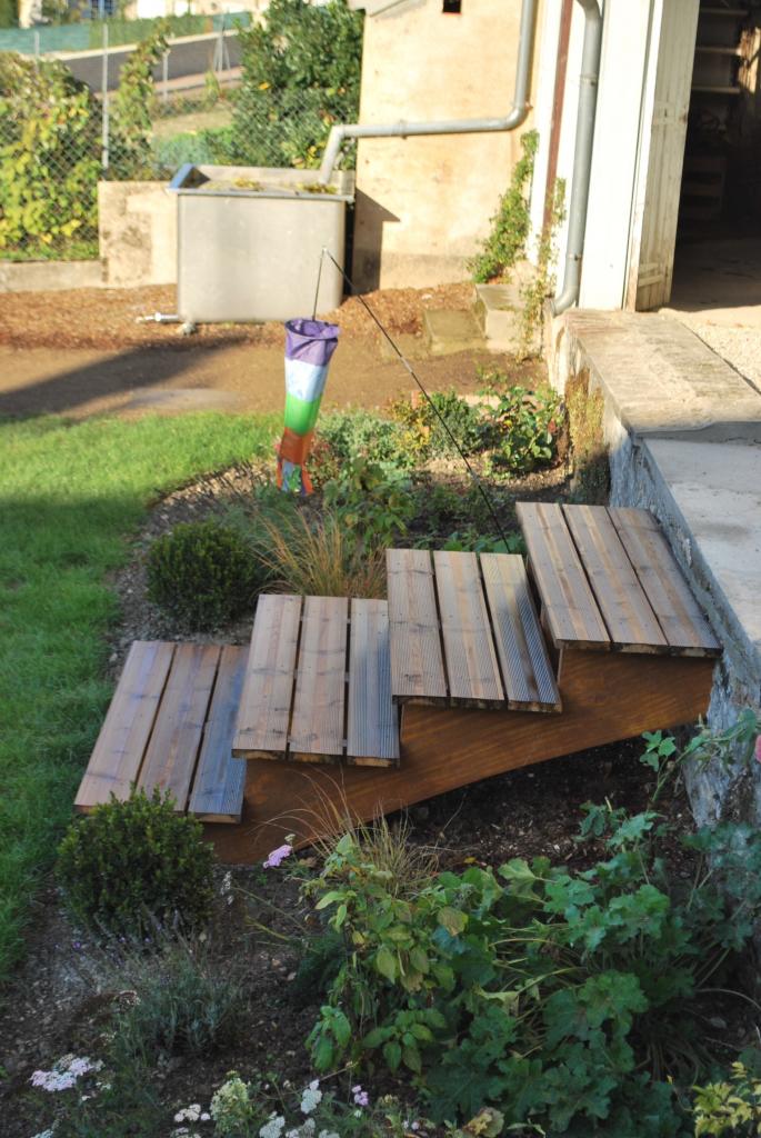 Escalier bois dans un jardin