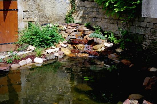 Bassin dans une cour intérieure