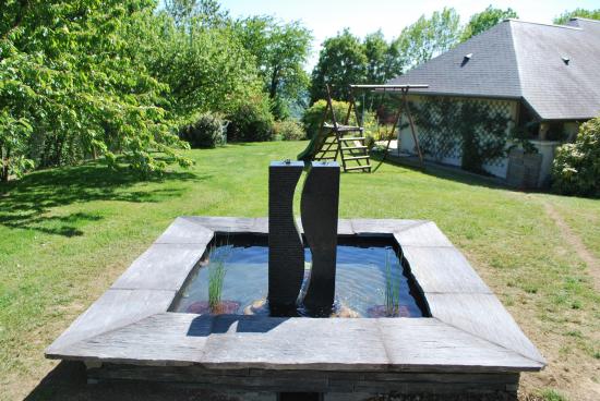 Fontaine contemporaine en ardoise à Toucy dans l'Yonne