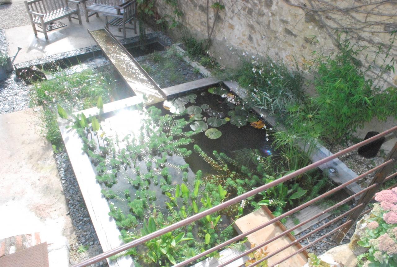 création d'un bassin miroir avec canal suspendu