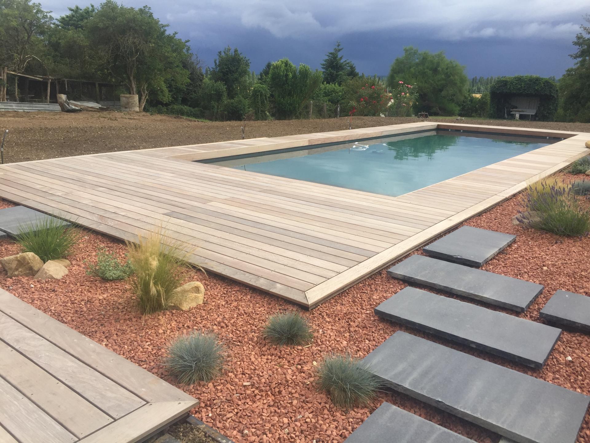 Plage de piscine en bois, Auxerre dans l'Yonne