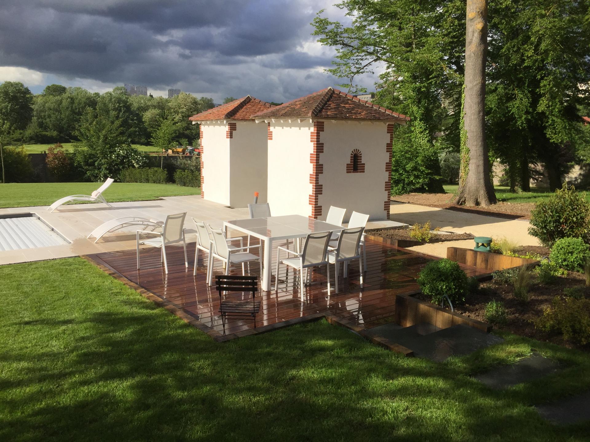 Terrasse bois et salon extérieur à Auxerre