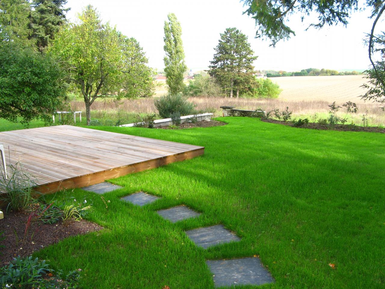 Jardin et terrasse bois à Chassy